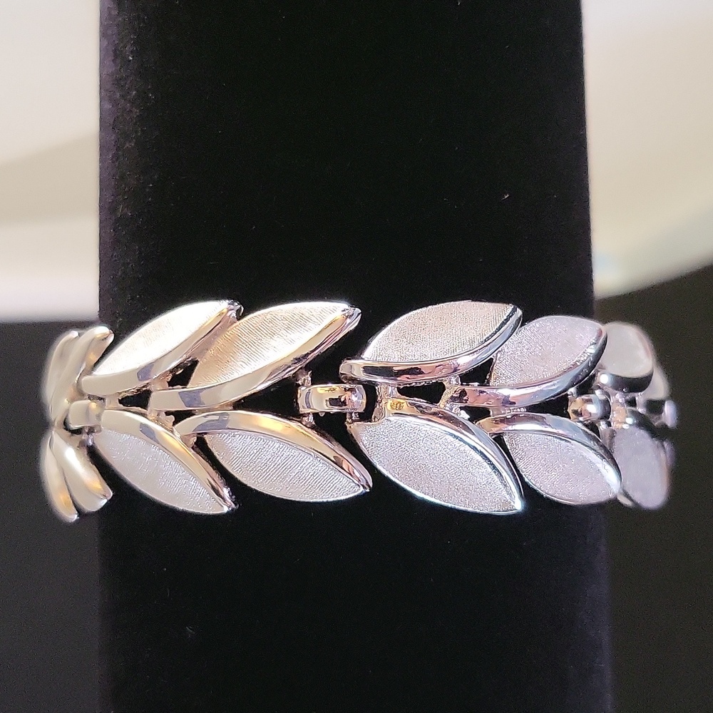 CROWN TRIFARI BRUSHED SILVERTONE LEAF LINK BRACLET